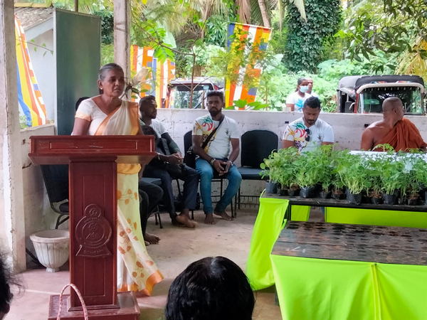 Distributing plants for gardens in conjunction with the 2022 Samurdhi National Cultivation Operation / Homagama (Kiriwatthuduwa North Division) (2022-09-10)